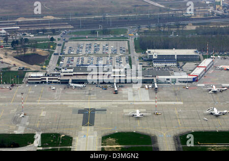 (DATEIEN) Das Archiv-Bild zeigt den Flughafen Berlin-Schönefeld bei Berlin, Deutschland, 25. April 2005. Das Bundesverwaltungsgericht in Leipzig, Deutschland wird sehnsüchtig erwartete Urteil auf den Ausbau des Flughafens "Berlin Brandenburg International" auf Donnerstag, 16. März 2006 auszusprechen. Ca. 4.000 Beschwerden aus der Nachbarschaft zu hoffen, dass der Ausbau der ehemaligen GD Stockfoto