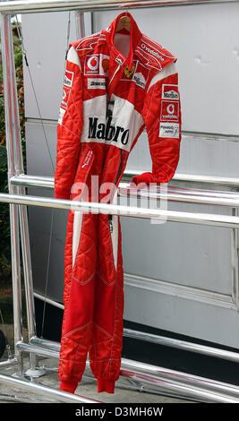 Die gesamte von der brasilianischen Formel1-Fahrer Felipe Massa des Ferraris F1 Team hängt an einem Kleiderbügel nach dem zweiten Training auf der F1-Rennstrecke in Sepang in der Nähe von Kuala Lumpur, Malaysia, Freitag, 17. März 2006. Der Grand Prix von Malaysia findet am Sonntag, 19. März 2006. Foto: Jens Büttner Stockfoto