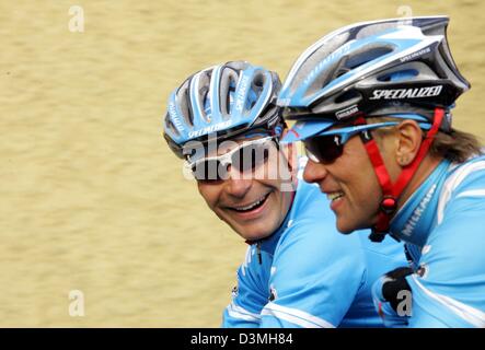 Deutsche Radsport pro Erik Zabel (L, Team Milram) und sein Teamkollege Lächeln Enrico Poitschke während der Mailand-Sanremo-Klassiker in der Nähe von Mailand, Italien, Samstag, 18. März 2006. Foto: Bernd Thissen. Stockfoto