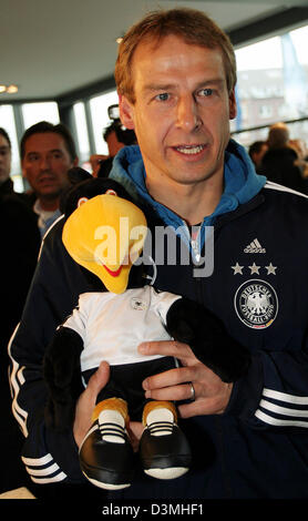 Juergen Klinsmann, Trainer der deutschen Nationalmannschaft, fördert Adler "Paule", das neue Maskottchen des deutschen Fußball-Bund DFB in Düsseldorf, Montag, 20. März 2006. Die deutsche Nationalmannschaft bereitet sich auf das internationale Freundschaftsspiel gegen die USA in Dortmund, Deutschland, Mittwoch, 22. März 2006. Foto: Oliver Berg Stockfoto