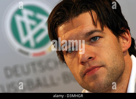 Kapitän der deutschen Fußball Nationalmannschaft Michael Ballack ist bei einer Pressekonferenz in Düsseldorf, Dienstag, 21. März 2006 abgebildet. Deutschland trifft Team USA in einem internationalen Freundschaftsspiel in Dortmund am Mittwoch, 22. März 2006. Foto: Oliver Berg Stockfoto