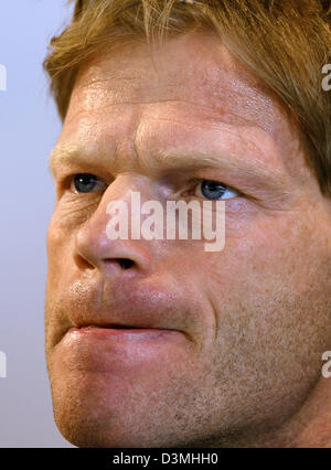 Torhüter der deutschen Fußball Nationalmannschaft Oliver Kahn ist während einer Pressekonferenz in Düsseldorf, Dienstag, 21. März 2006 abgebildet. Deutschland trifft Team USA in einem internationalen Freundschaftsspiel in Dortmund am Mittwoch, 22. März 2006. Foto: Oliver Berg Stockfoto