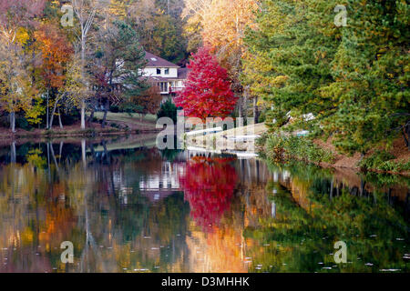 Ein schöner See mit Ruhe nach Hause Wasser reflektierenden Herbst Bäume Stockfoto