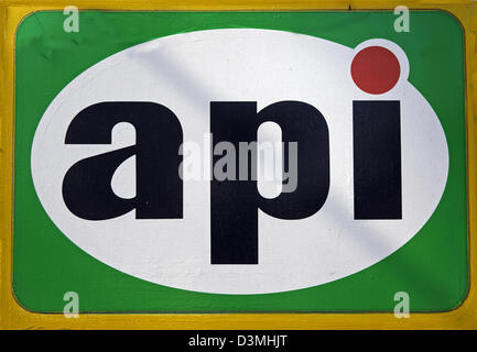 Das Bild zeigt das Logo der Patrol Station Kette api in Rom, Italien, 8. März 2006. Foto: Lars Halbauer Stockfoto