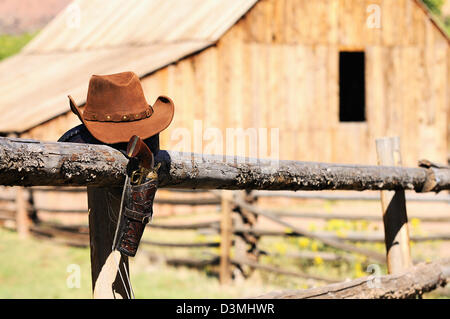 Hut und Pistole im Geiste weit West, western Stockfoto