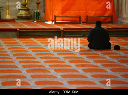 Das Bild zeigt ein Muslim in seinem Gebet in der Suleiman Moschee in Istanbul, Türkei, Sonntag, 26. Februar 2006. Die Moschee ist eine der großen Moscheen Istanbuls und wurde in der Größenordnung von Sultan Suleiman i. erbaut. Die Moschee wurde vom großen osmanischen Architekten Sinan erbaut. Die Bauarbeiten begannen im Jahre 1550 und die Moschee wurde im Jahre 1557 fertiggestellt. Foto: Felix Heyder Stockfoto