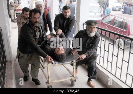 Opfer der Handy-Markt im Hashtnagri Bereich Bombenexplosion in Lady Lesung Krankenhaus für Behandlung in Peshawar auf Donnerstag, 21. Februar 2013 verschoben. Mindestens eine Person wurde getötet und 18 weitere wurden verletzt, wenn eine Explosion durch einen belebten Handy-Markt in Peshawar gerissen. Mehrere Geschäfte wurden auch bei der Explosion zerstört, die innerhalb des Marktes gepflanzt wurde. Stockfoto