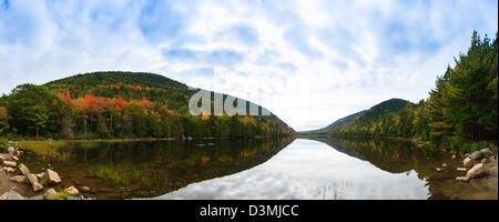 Mit Blick auf Blase Teich im Herbst Farben im Acadia National Park. Stockfoto