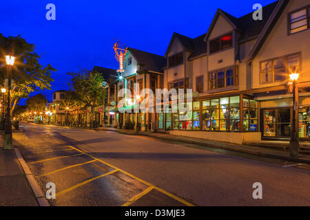 Straßen von Bar Harbor, vor Sonnenaufgang während der blauen Stunde. Acadia N.P, Maine. Stockfoto