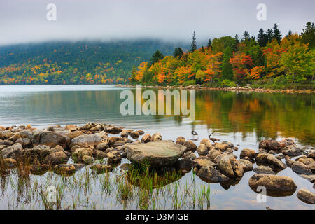 Mit Blick auf Jordan Teich im Herbst Farben im Acadia National Park, Maine, USA. Stockfoto