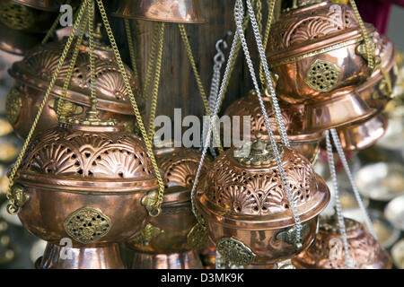 Traditionelle tibetische Kupfer sang Brenner auf Anzeige am Wochenende Markt von Thimphu, Bhutan, Asien produzieren Stockfoto