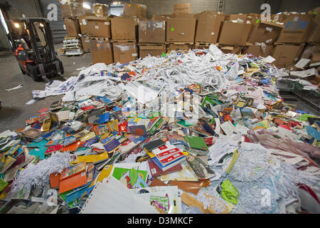 Royal Oak, Michigan - Bücher und Papier stapelten sich bei Royal Oak Recycling Recycling. Stockfoto