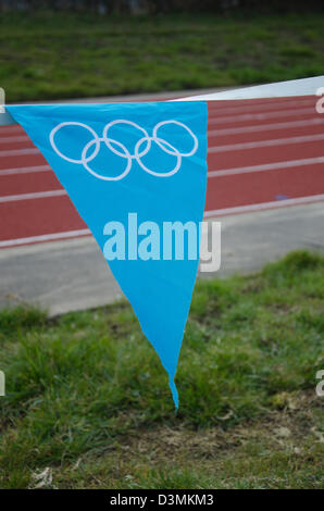 Gloucester, Großbritannien. 21. Februar 2013.  Die Princess Royal öffnet die neue Leichtathletik-Laufbahn im Gloucester Leichtathletik Club. Die Strecke wurde neu gebaute folgende Finanzierung durch eine Reihe von Möglichkeiten. Bildnachweis: FishPhotography.net / Alamy Live News Stockfoto