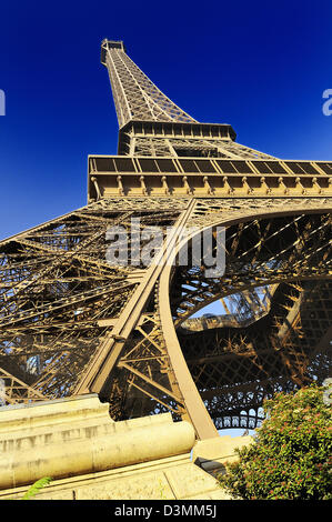 Blick auf Eiffelturm in Paris im Herbst Stockfoto