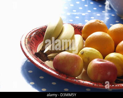 Obst in einer großen Schüssel Stockfoto