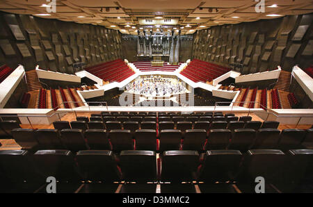 Der italienische Dirigent Riccardo Chailly dirigiert eine Probe mit seinem Orchester in das Gewandhaus in Leipzig, Deutschland, 19. Februar 2013. Das Auditorium wurde im Jahr 1981 eingeweiht und bietet eine Kapazität von 1,900 Sitze. Foto: Jan Woitas Stockfoto