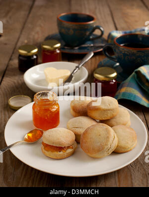 Tee selbst gebackene Scones mit Marmelade und butter Stockfoto