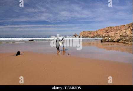 Portugal, Algarve: Surfer mit Brettern, die Eingabe in das Wasser am Strand Praia Tonel in Sagres Stockfoto