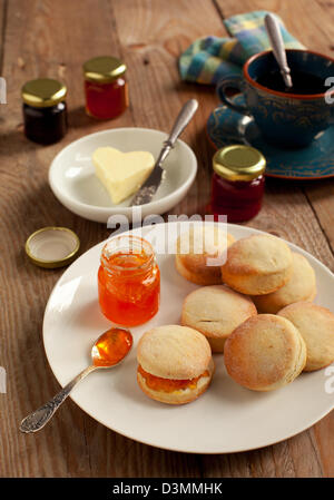 Tee selbst gebackene Scones mit Marmelade und butter Stockfoto