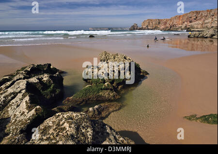 Portugal, Algarve: Surfer sitzen auf ihren Brettern am Strand Praia Tonel in Sagres Stockfoto