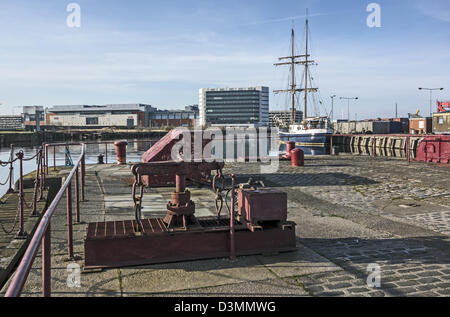 Alten dock Möbel auf central Pier im Prince Of Wales Dock Leith Docks Edinburgh mit Ocean Point 1 (c) & Jean De La Lune Stockfoto