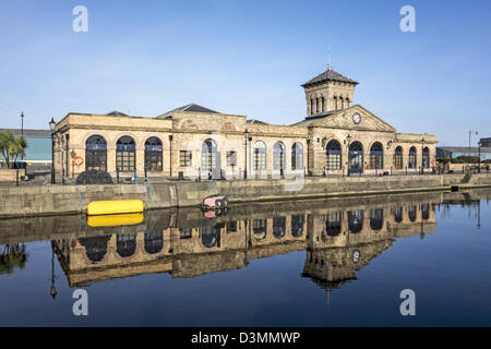 Das alte Pumpenhaus spiegelt sich in Leith Docks zu Büros umgebaut. Stockfoto