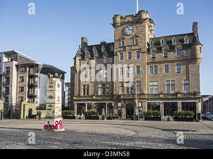 Die Handelsmarine-Denkmal am Turm Platz am Ufer von Queens Dock in Leith Edinburgh Schottland mit Malmaison Brasserie hinter Stockfoto