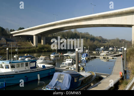 Boote vertäut am unteren Ely Fluss mit Straßenbrücke über Penarth Vale von Glamorgan Süd wales uk Stockfoto