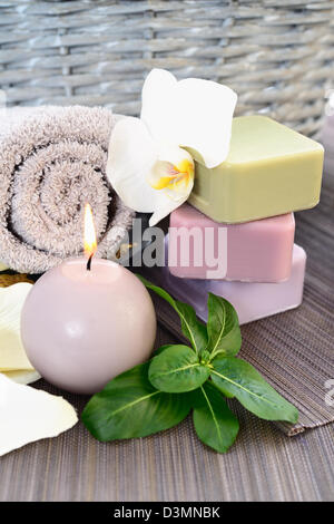 Spa und Wellness-Ambiente mit natürlicher Seife, Kerzen und Handtuch. Beige dayspa Stockfoto