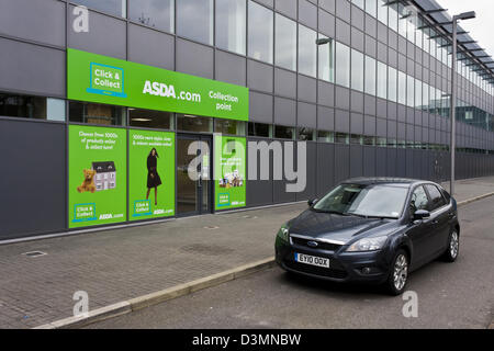 Click & Collect Home Shopping Sammelstelle im britischen Supermarkt Asda in Reading, UK. Stockfoto