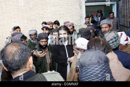 Dschemchori Watan Parteipräsident, Shahzain Bugti wird von Partei Arbeiter nach Freigabe vom Gefängnis in Quetta auf Donnerstag, 21. Februar 2013 begrüßt. Eine niedrigere Gericht Balochistan veröffentlicht Dschemchori Watan Parteipräsident, Shahzain Bugti und seine Leibwache im Einzelfall illegale Waffe. Am 22. Dezember 2010 nahmen Sicherheitskräfte Shahzain Bugti, Beschlagnahme von schweren Waffen und Munition aus seinem Konvoi an eine Strassensperre in Quetta. Stockfoto