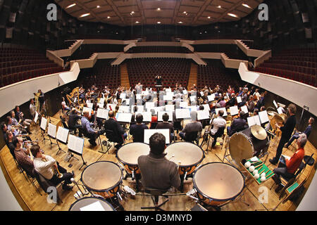 Der italienische Dirigent Riccardo Chailly dirigiert eine Probe mit seinem Orchester in das Gewandhaus in Leipzig, Deutschland, 19. Februar 2013. Das Auditorium wurde im Jahr 1981 eingeweiht und bietet eine Kapazität von 1,900 Sitze. Foto: Jan Woitas Stockfoto