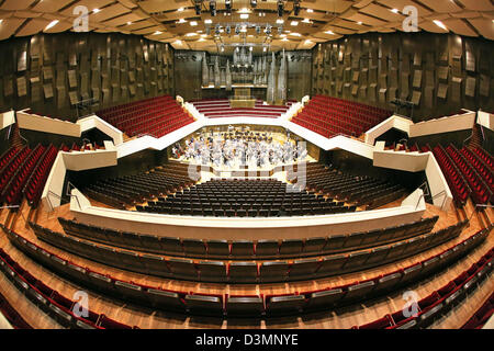 Der italienische Dirigent Riccardo Chailly dirigiert eine Probe mit seinem Orchester in das Gewandhaus in Leipzig, Deutschland, 19. Februar 2013. Das Auditorium wurde im Jahr 1981 eingeweiht und bietet eine Kapazität von 1,900 Sitze. Foto: Jan Woitas Stockfoto