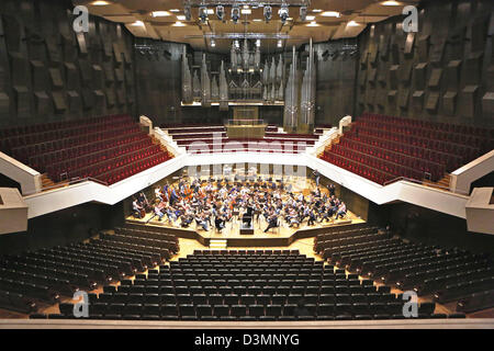 Der italienische Dirigent Riccardo Chailly dirigiert eine Probe mit seinem Orchester in das Gewandhaus in Leipzig, Deutschland, 19. Februar 2013. Das Auditorium wurde im Jahr 1981 eingeweiht und bietet eine Kapazität von 1,900 Sitze. Foto: Jan Woitas Stockfoto