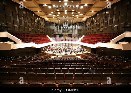 Der italienische Dirigent Riccardo Chailly dirigiert eine Probe mit seinem Orchester in das Gewandhaus in Leipzig, Deutschland, 19. Februar 2013. Das Auditorium wurde im Jahr 1981 eingeweiht und bietet eine Kapazität von 1,900 Sitze. Foto: Jan Woitas Stockfoto