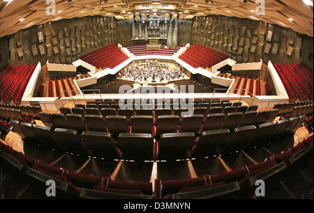 Der italienische Dirigent Riccardo Chailly dirigiert eine Probe mit seinem Orchester in das Gewandhaus in Leipzig, Deutschland, 19. Februar 2013. Das Auditorium wurde im Jahr 1981 eingeweiht und bietet eine Kapazität von 1,900 Sitze. Foto: Jan Woitas Stockfoto