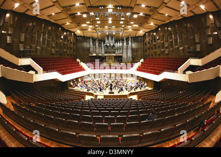 Der italienische Dirigent Riccardo Chailly dirigiert eine Probe mit seinem Orchester in das Gewandhaus in Leipzig, Deutschland, 19. Februar 2013. Das Auditorium wurde im Jahr 1981 eingeweiht und bietet eine Kapazität von 1,900 Sitze. Foto: Jan Woitas Stockfoto