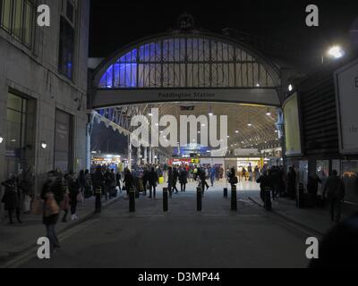 Paddington Station Eingang Praed Street London England in der Nacht Stockfoto