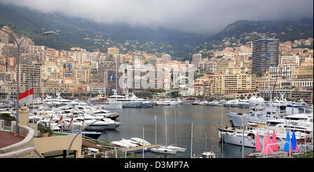 Ansicht von Luxus-Yachten im Hafen von Monte Carlo in Monaco Stockfoto