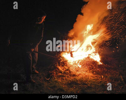 Ein Garten Lagerfeuer - verbrennen von Gartenabfällen Stockfoto