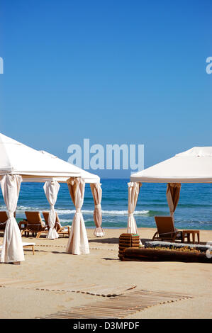 Hütten am Strand des Luxushotels, Kreta, Griechenland Stockfoto