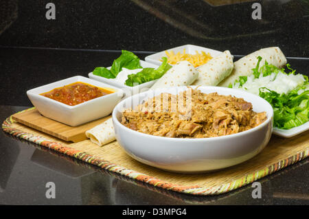 Tortillas und zog Huhn Tacos machen Stockfoto