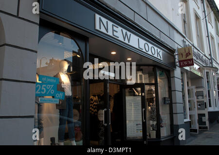 Aberystwyth, Wales, UK. 21. Februar 2013. Vor kurzem neu New Look Shop in Aberystwyth, die vor kurzem nachträgliche Baugenehmigung gegeben hat, obwohl der Ratsherr beschwert haben, dass die neue Beschilderung weder zweisprachig war oder nicht im Einklang mit der Stadt Erbe. Bildnachweis: Barry Watkins / Alamy Live News Stockfoto