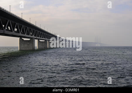 Die Sound-Brücke ist wichtig für den Straßen- und Eisenbahn-Verkehr zwischen Schweden und Dänemark Stockfoto