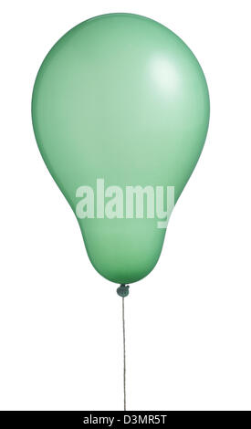 einen einzigen grünen Heliumballon schwebt an einer Schnur, isoliert auf weiss mit Beschneidungspfad Stockfoto