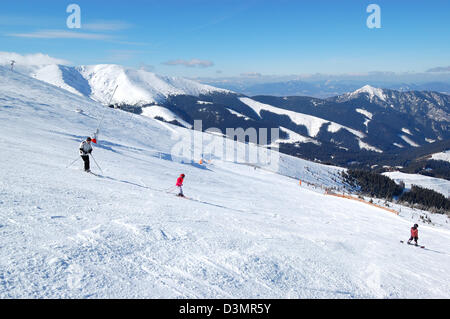 Skifahrer auf einem Abhang und Blick auf Chopok Gipfel in Jasna niedrigen Tatra, Slowakei Stockfoto