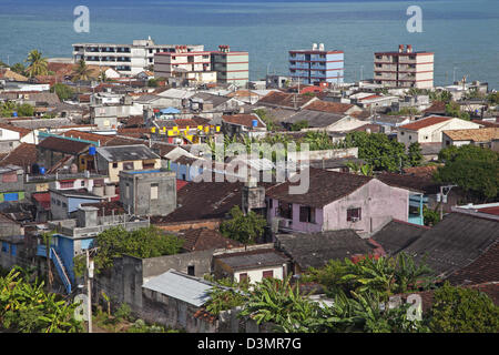 Blick über die Stadt Baracoa mit seinen Appartements in Sowjet-Stil und die Bucht von Honig / Bahía de Miel, Provinz Guantánamo, Kuba Stockfoto