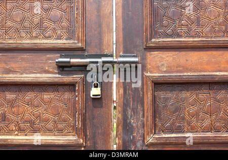 Alte Tür Schloss verriegelt Türen Teak. Stockfoto