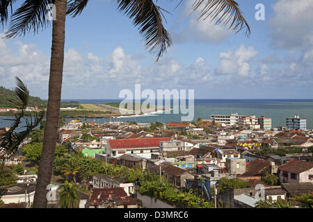 Blick über die Stadt Baracoa mit seinen Appartements in Sowjet-Stil und die Bucht von Honig / Bahía de Miel, Provinz Guantánamo, Kuba Stockfoto