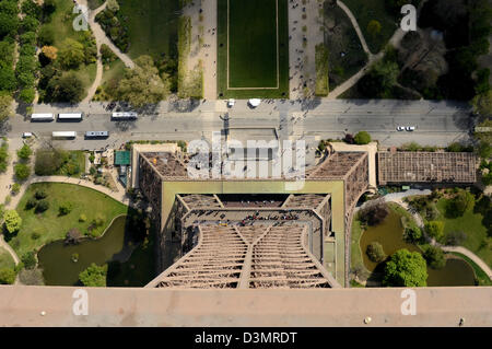Eiffelturm von oben mit Blick auf die Straßen und die Gärten des Champ de Mars darunter. Winzige Touristen unten. Coaches Stockfoto